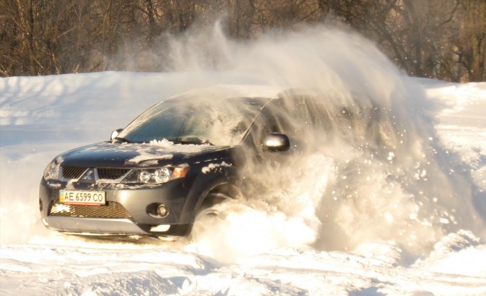 Машина буксует в снегу