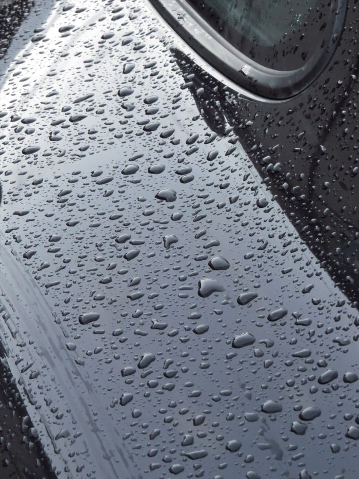 Капли дождя на стекле авто