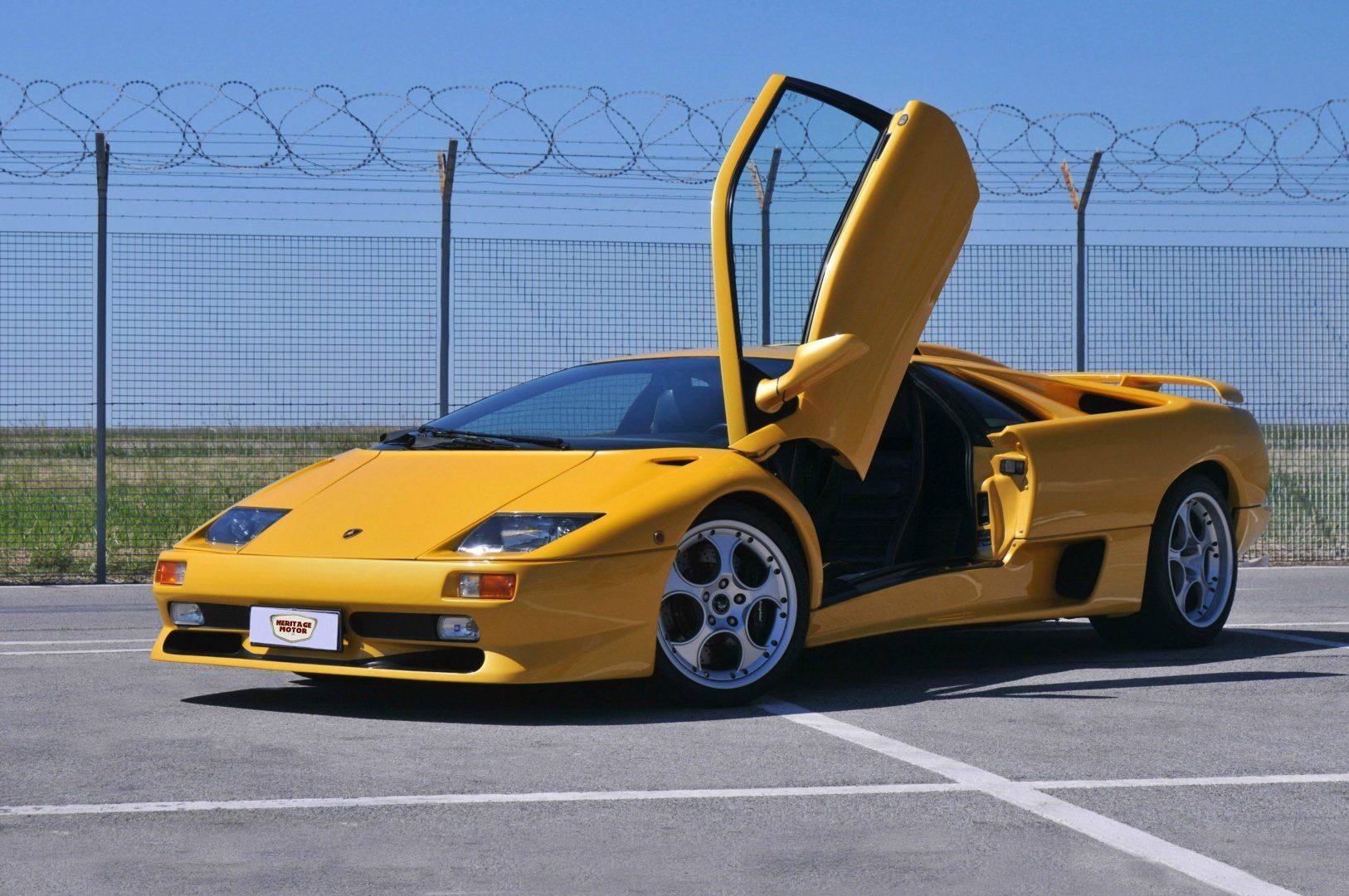 Амбер авто цена. Lamborghini Diablo SV 1995. Lamborghini Diablo. Lamborghini Diablo SV. Lamborghini Diablo SV 2000.