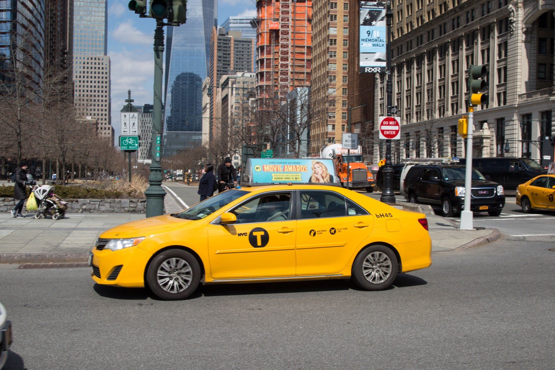 Желтая такси телефон. Такси Нью-Йорка Камри. Желтое такси. Желтая машина такси. Много желтых машин.