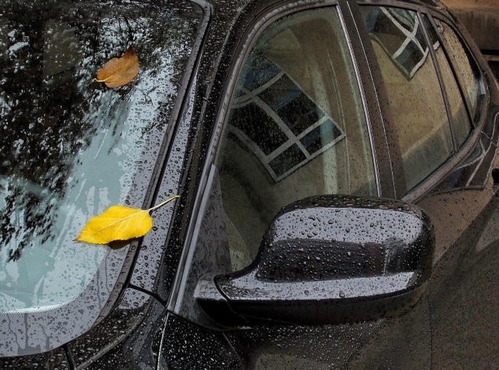 Дождливое окно машины