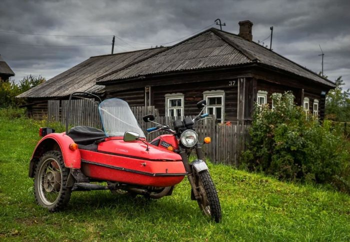 Мотоцикл Урал в деревне