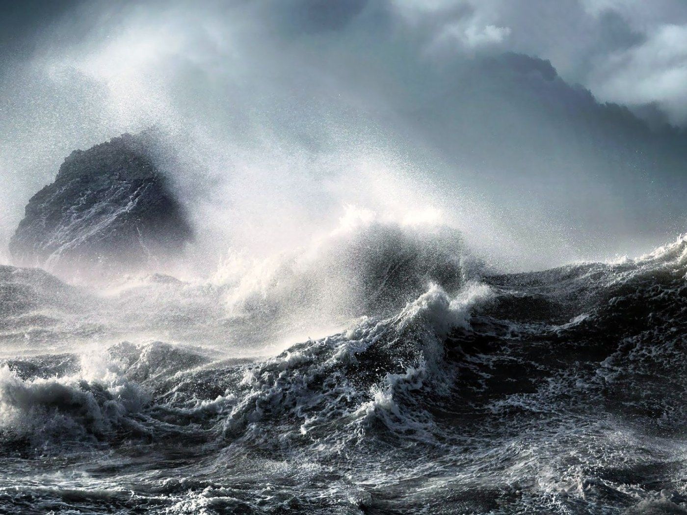 К чему снится шторм волны. Бушующее море. Море шторм. Бушующий океан. Шторм в океане.