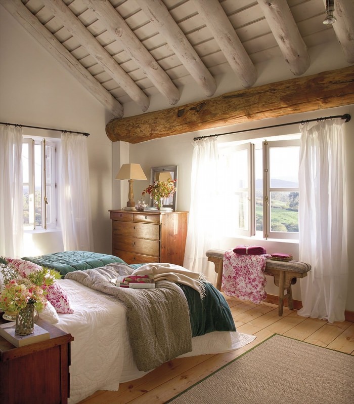 Маленькая спальня в деревянном доме