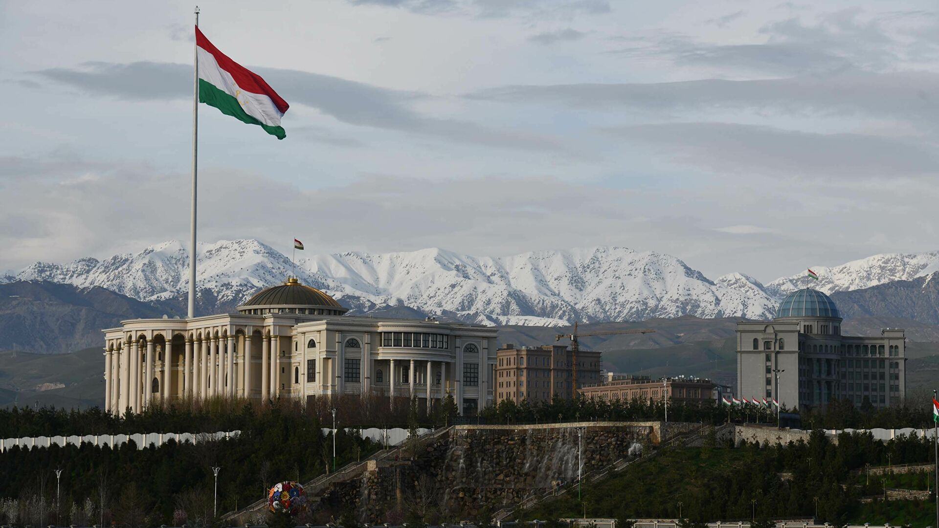 Душанбе красивая. Душанбе столица Таджикистана. Здание правительства Республики Таджикистан. Столица Таджикистана сейчас 2022. Парламент Таджикистана здание.