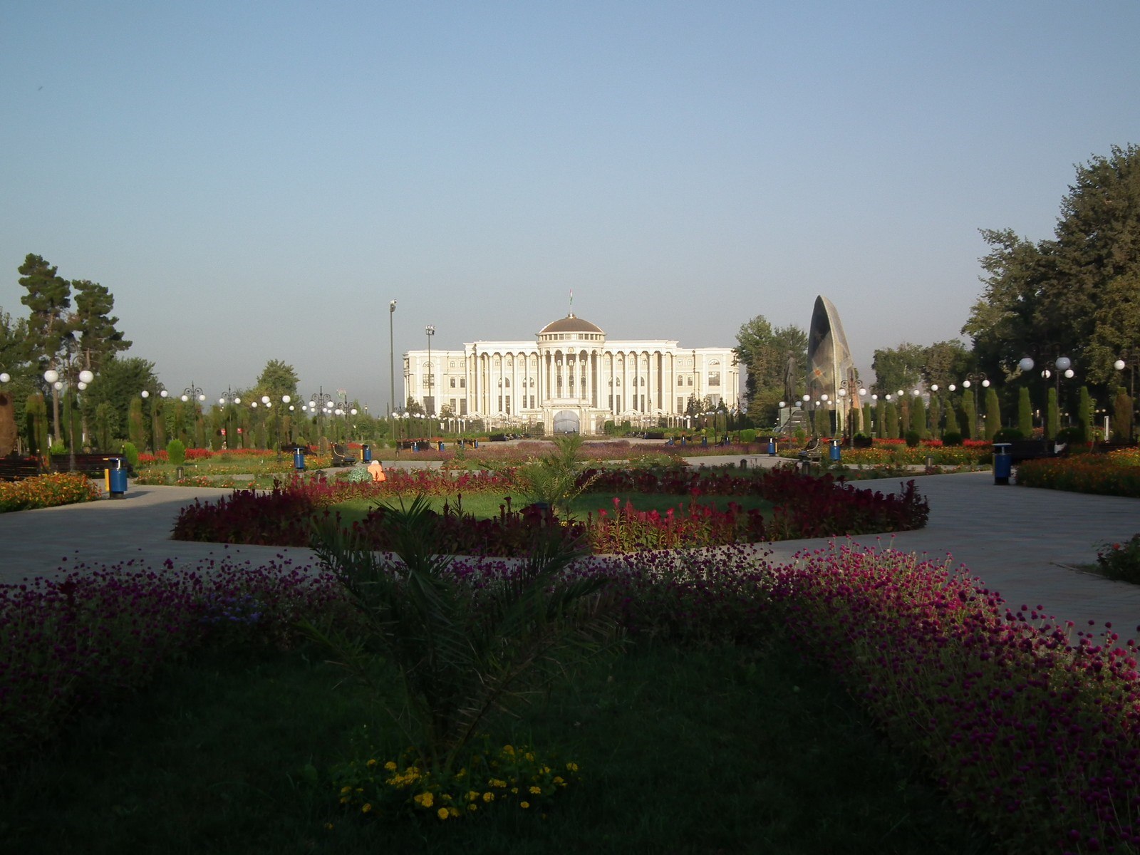 Город Душанбе столица Таджикистана. Столица Таджикистана Душанбе набережная. Душанбе 2000 год. Президентский дворец Душанбе.
