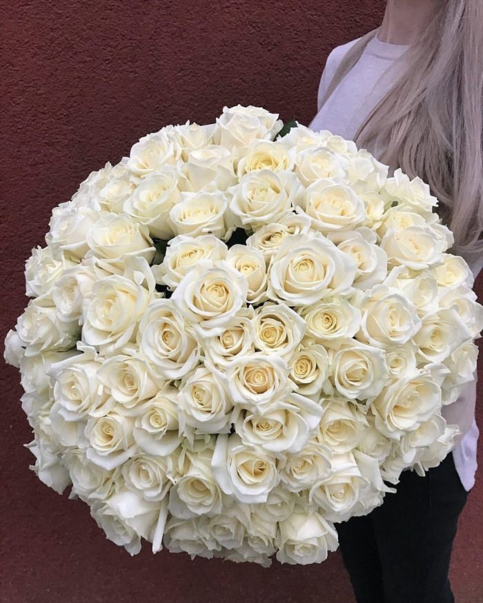 Шикарный букет из белых роз
