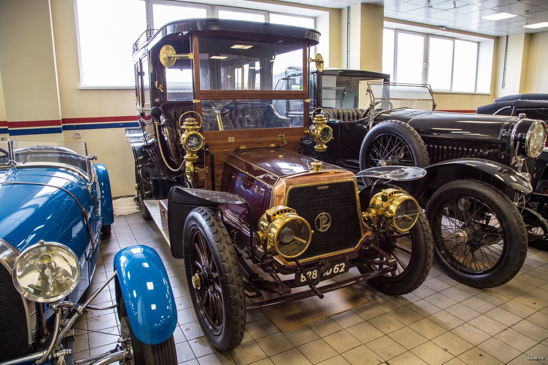 Магазин старых автомобилей. Старинные автомобили. Музей старинных автомобилей. Музей старинных автомобилей в Монако. Коллекция старых автомобилей.