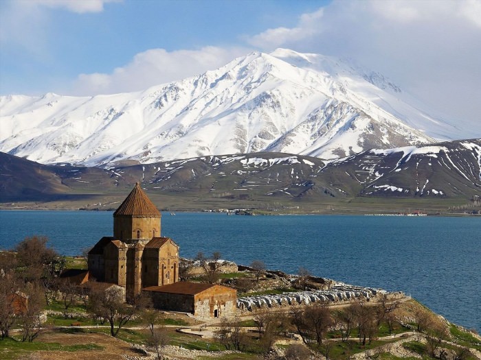 Гора Арарат и озеро Севан