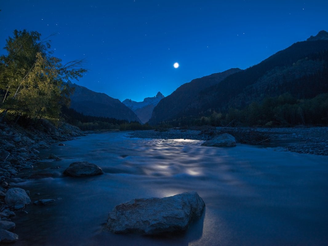 Река смотрящие лун. Ночная Теберда. Ночной пейзаж. Ночная река. Река ночью.