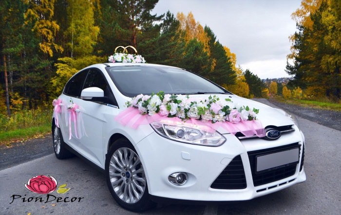 Украшение белой машины на свадьбу