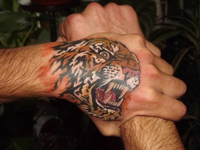 Татуировки для мужчин на кисти рук