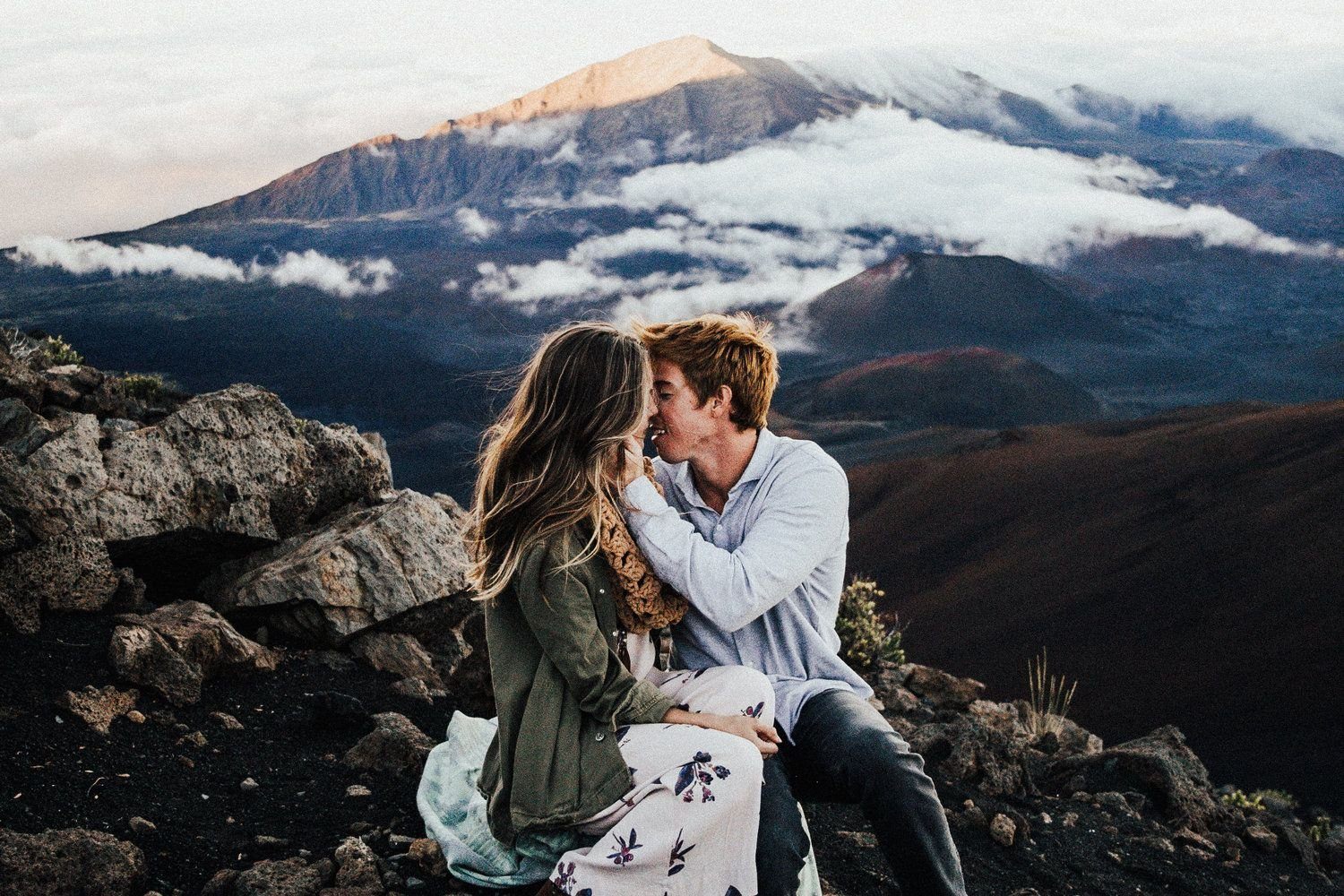 V пара. Влюбленные в горах. Влюблённая пара в горах. Поцелуй в горах. Романтические горы.