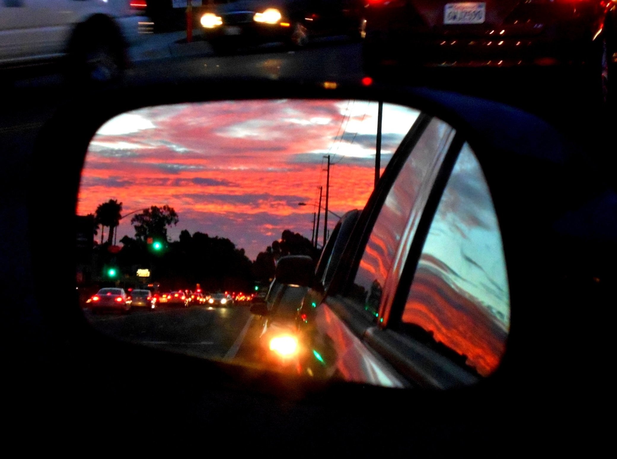 Out of view. Вид из машины. Рассвет из окна машины. Красивый вид из машины. Ночной вид из окна машины.