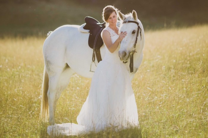 Свадьба верхом на лошади