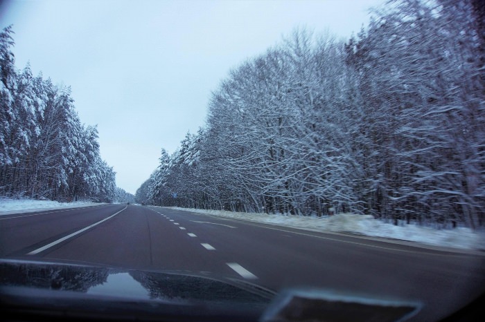 Вид из машины на дорогу зимой