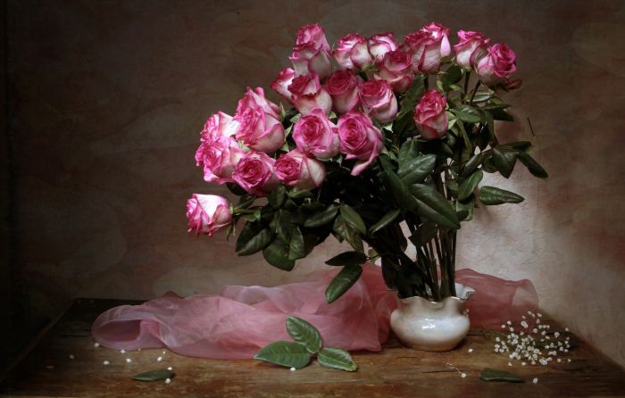 Шикарный букет роз в вазе