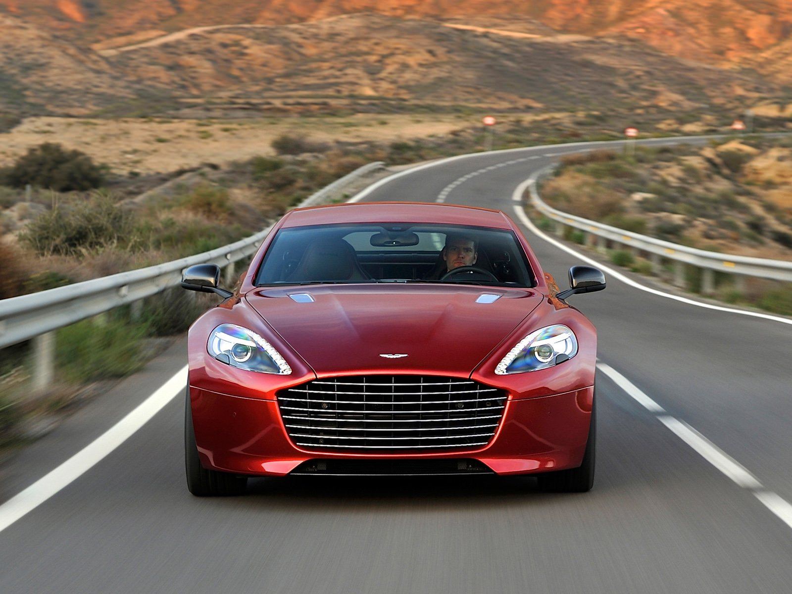 Машина красиво едет. Aston Martin rapide.