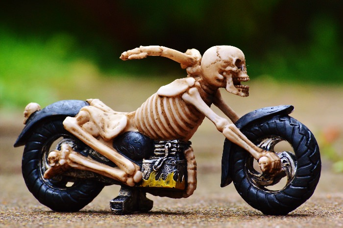 Мотоцикл в виде скелета