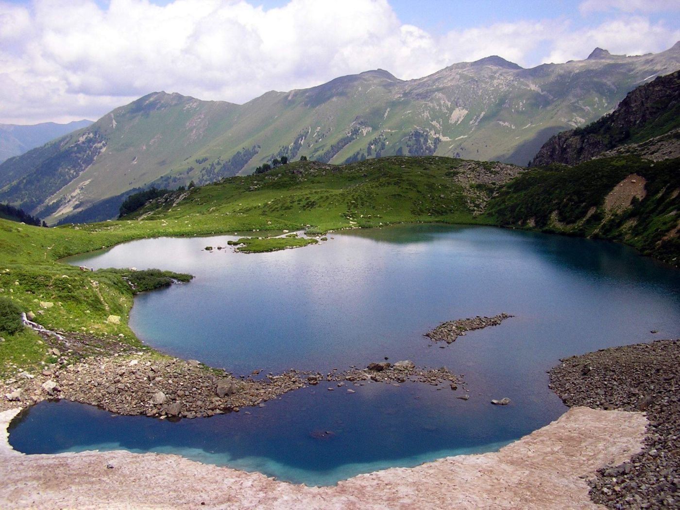 Озеро любви. Семицветное озеро Архыз. Архыз озеро озеро Семицветное. Горы Архыз озеро любви. Озеро секретное Архыз.
