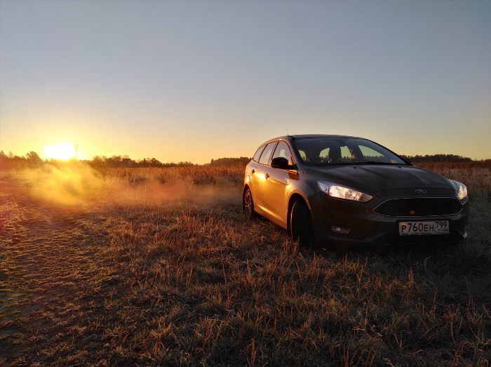 Машина в поле на закате