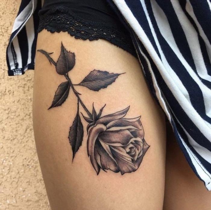 Татуировка розы на бедре
