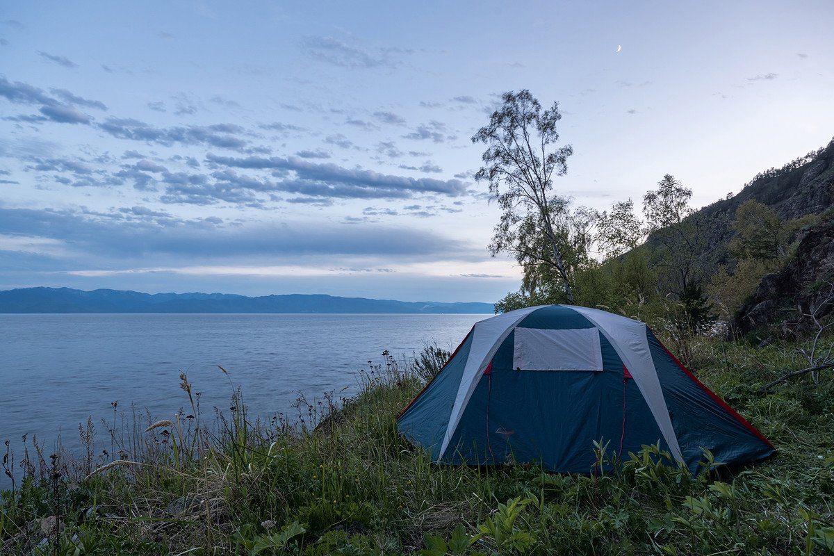 Палатка байкал. Палаточный лагерь на Байкале. Автокемпинг Байкал. Озеро Байкал палаточный городок. Кемпинг на озере Байкал.