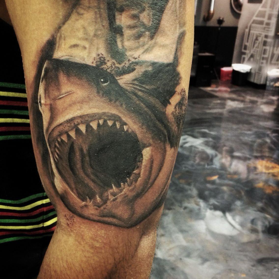 Пасть на колени. Тату акула. Тату акула на руке. Тату акула на предплечье.