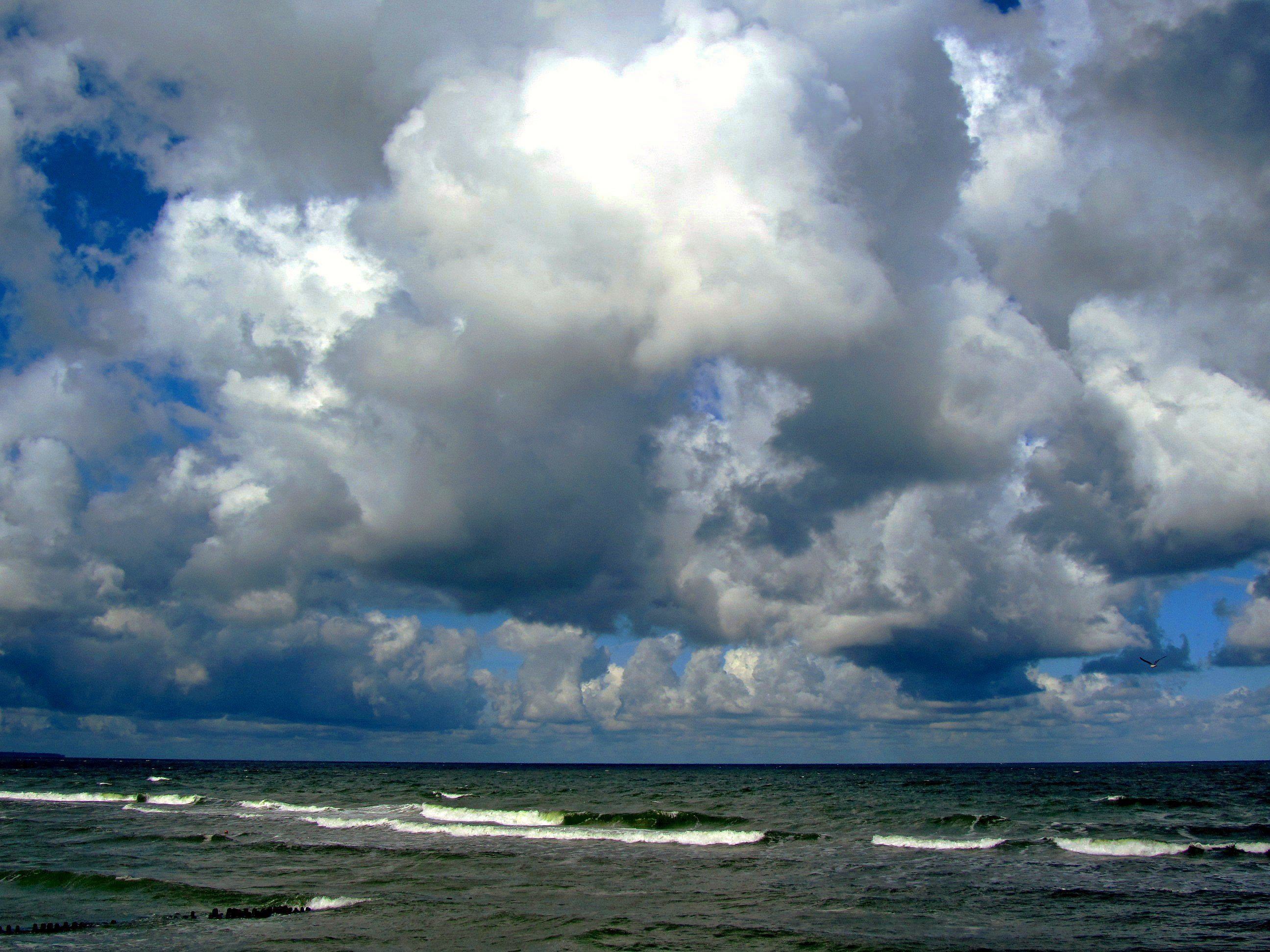 Облака бегут над морем значение. Море облаков. Облака над морем. Тучи над морем. Красивые облака над морем.