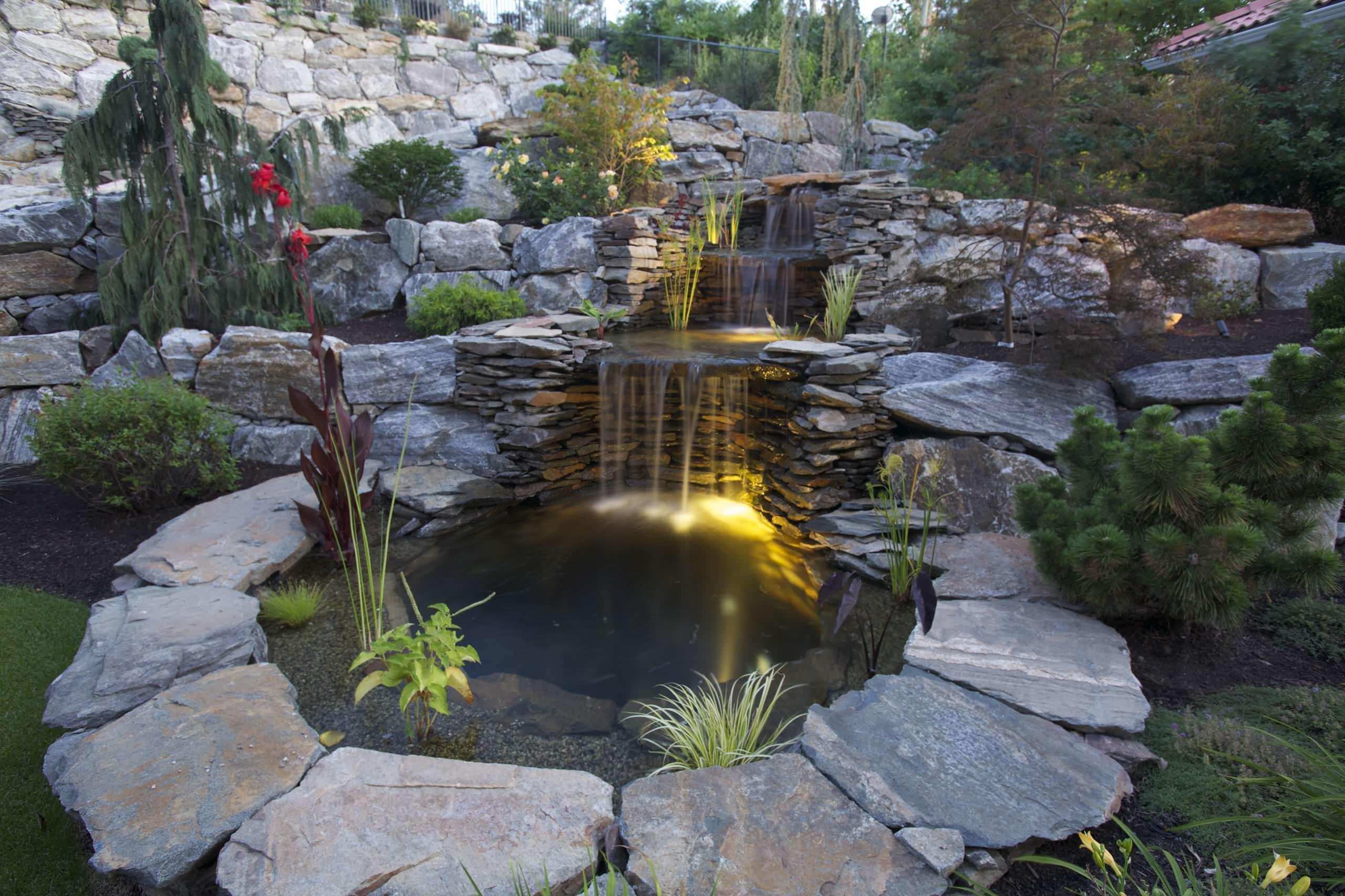 Водопад с подсветкой в пруду ландшафт | Смотреть 59 Красивые фото бесплатно