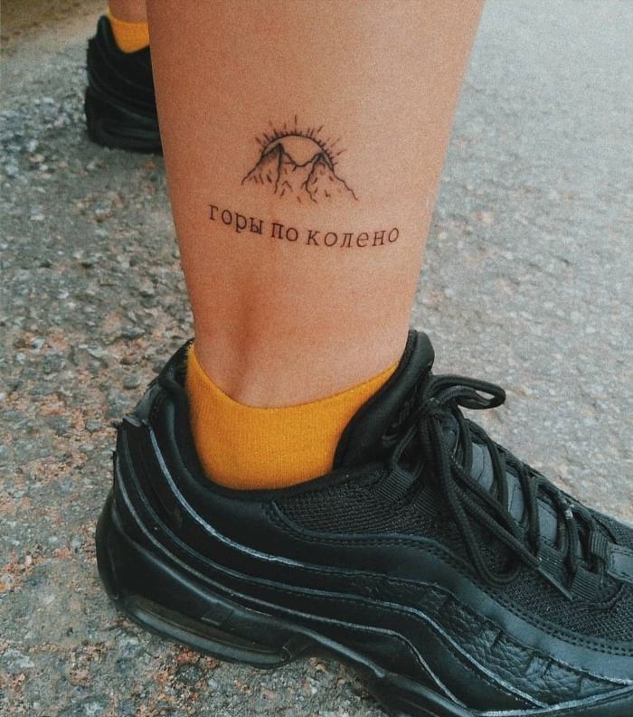 Маленькие мужские татуировки на ноге