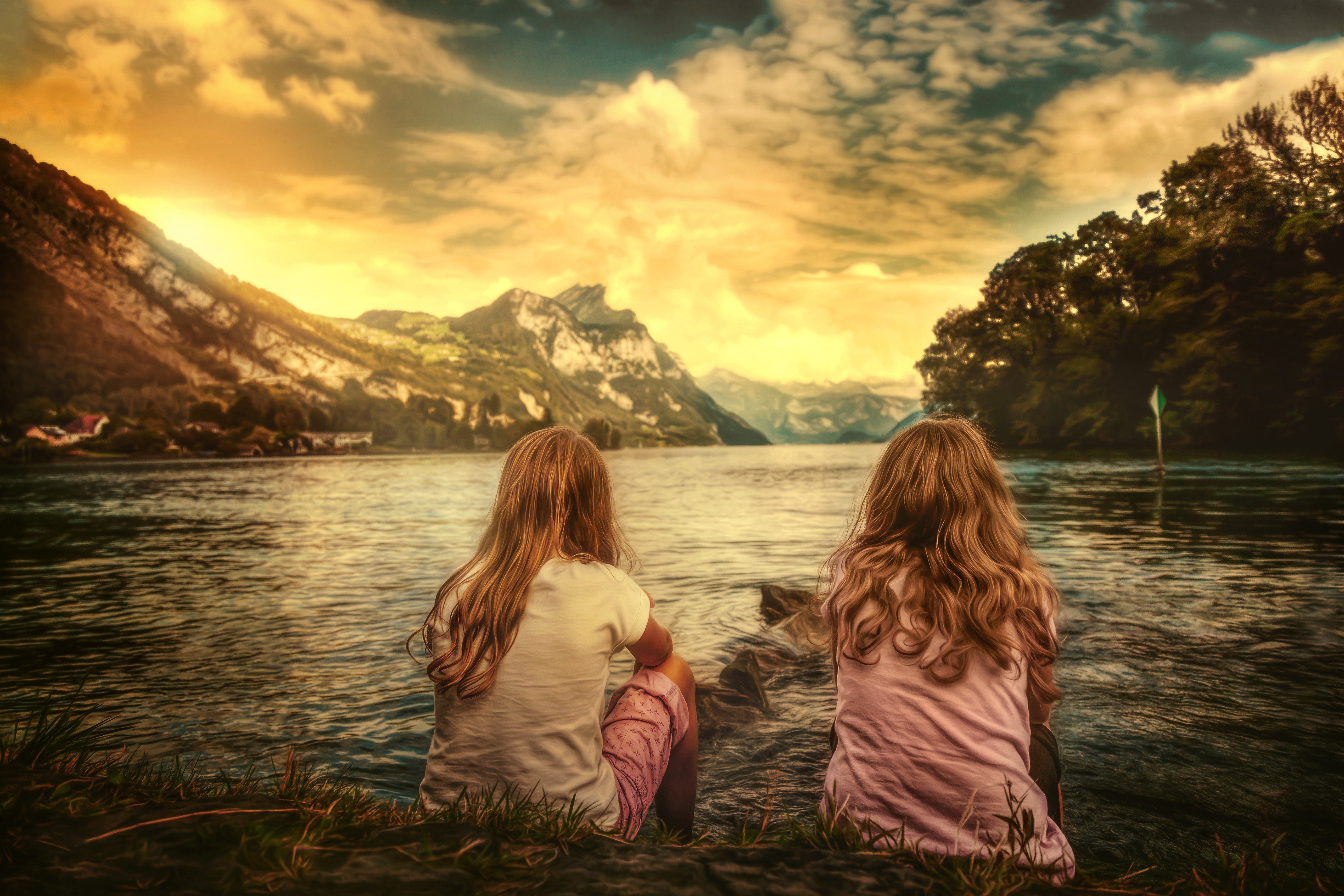 Две картинки. Две девочки на берегу реки. Две девочки на берегу. Девочка на берегу озера. Две девушки в реке.