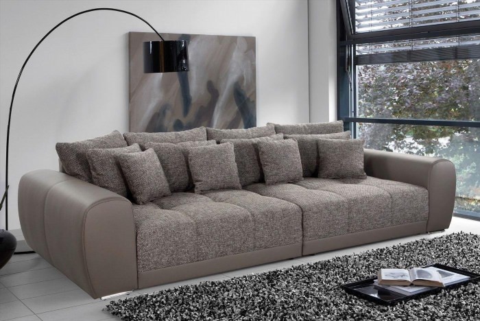 Большой прямой диван в гостиную