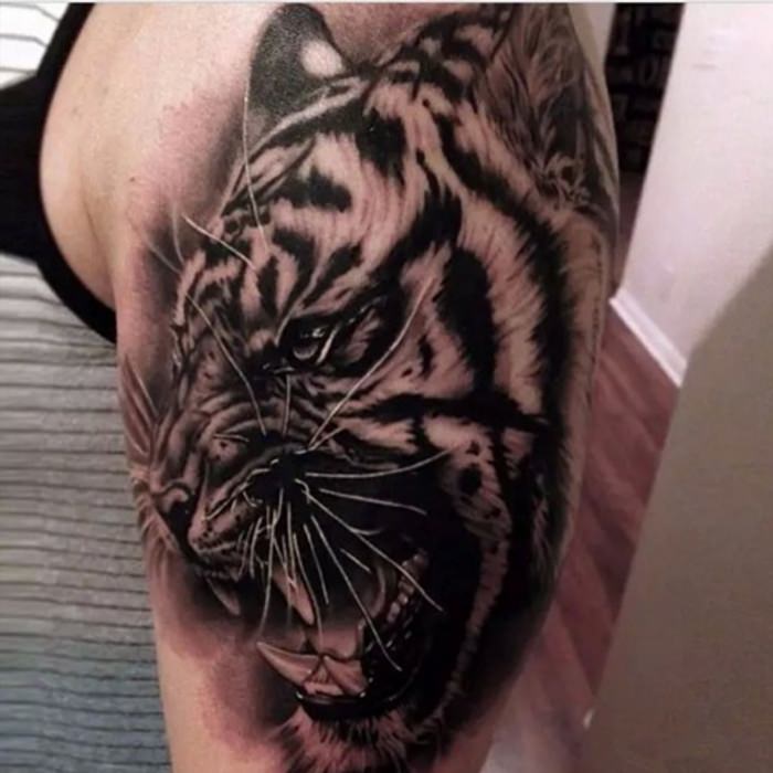 Татуировка тигр на плече