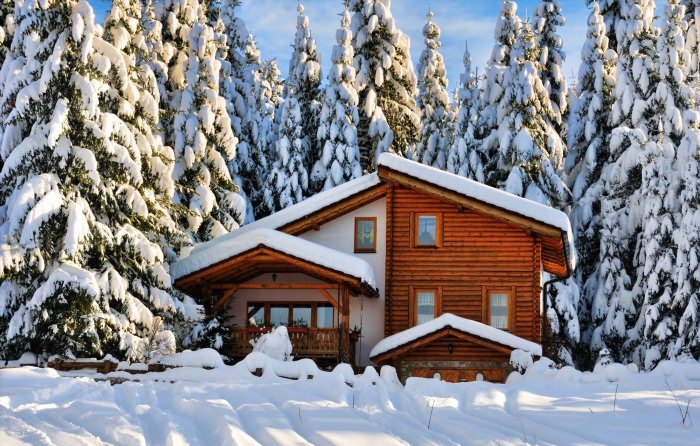 Зимний деревянный домик