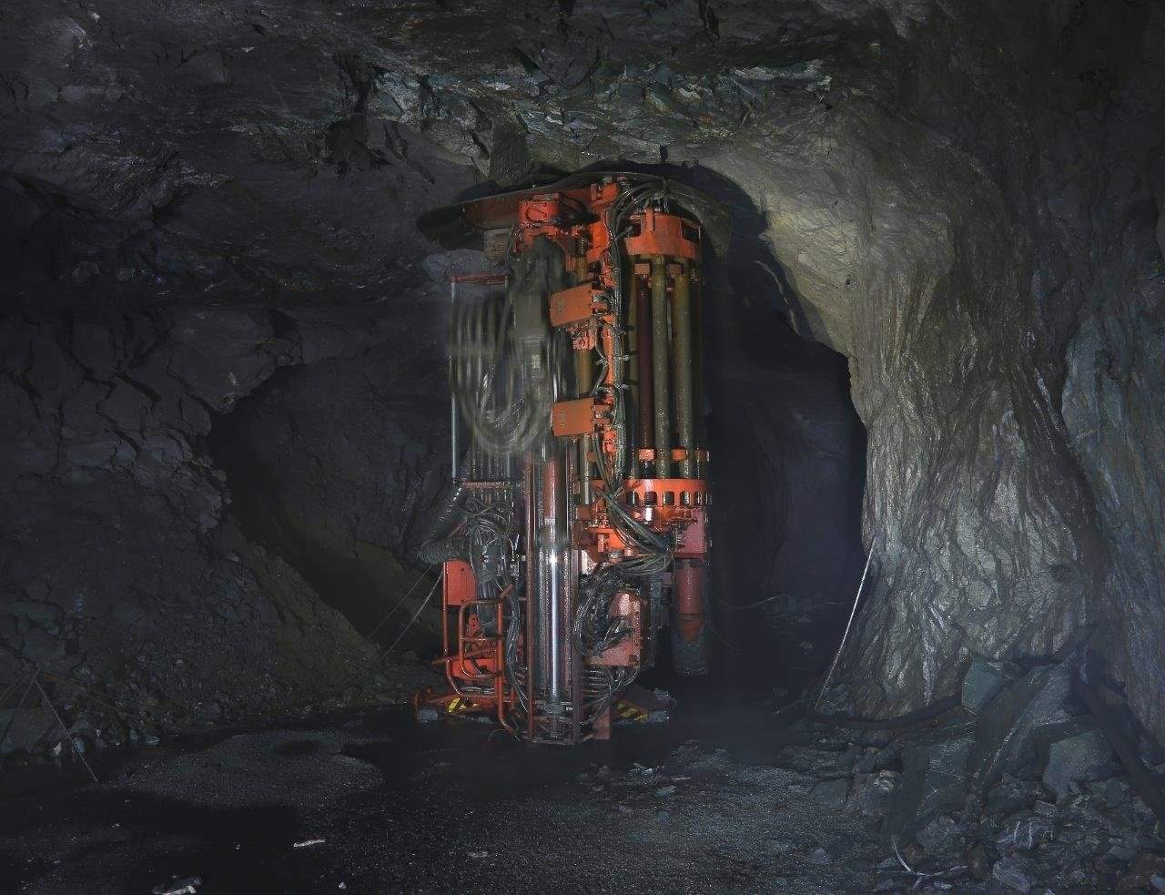 Гайский ГОК шахта. Гайский ГОК подземный рудник. Sandvik шахтная техника. Подземный буровой станок Sandvik.