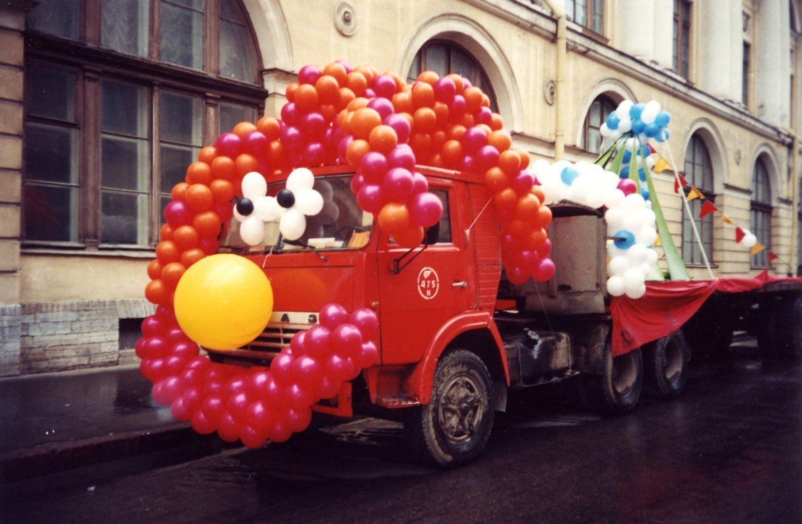 Шары доставка нижний. Машина с воздушными шариками. Украшение автомобиля шариками. Грузовик с воздушными шариками. Украшение автомобиль с воздушными шарами.