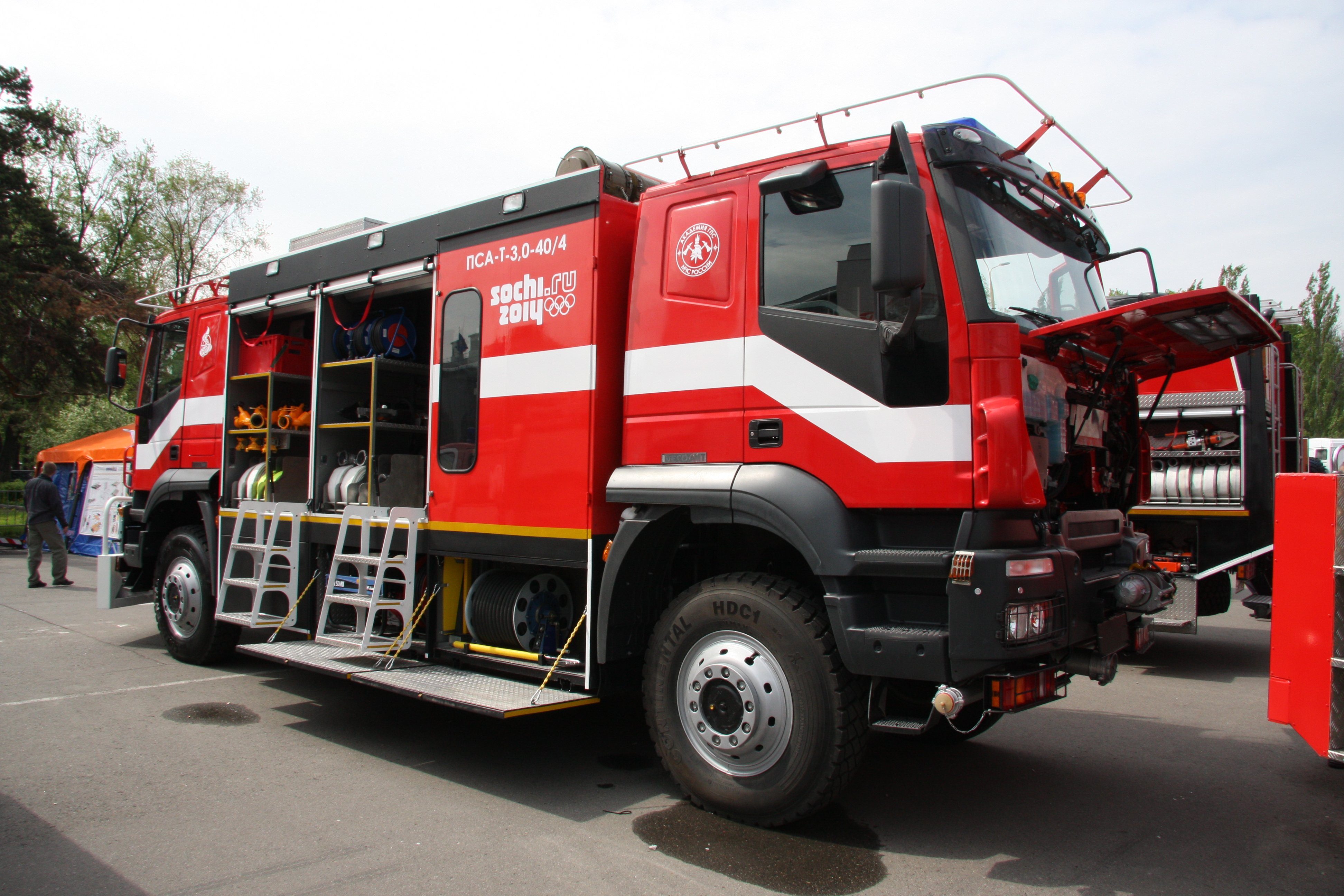 Основные пожарно спасательные автомобили. Пожарная машина Ивеко с двумя кабинами. Ивеко пожарно-спасательный автомобиль. Пожарный автомобиль Ивеко две кабины. Пожарная машина Ивеко АМТ 40 ВР.