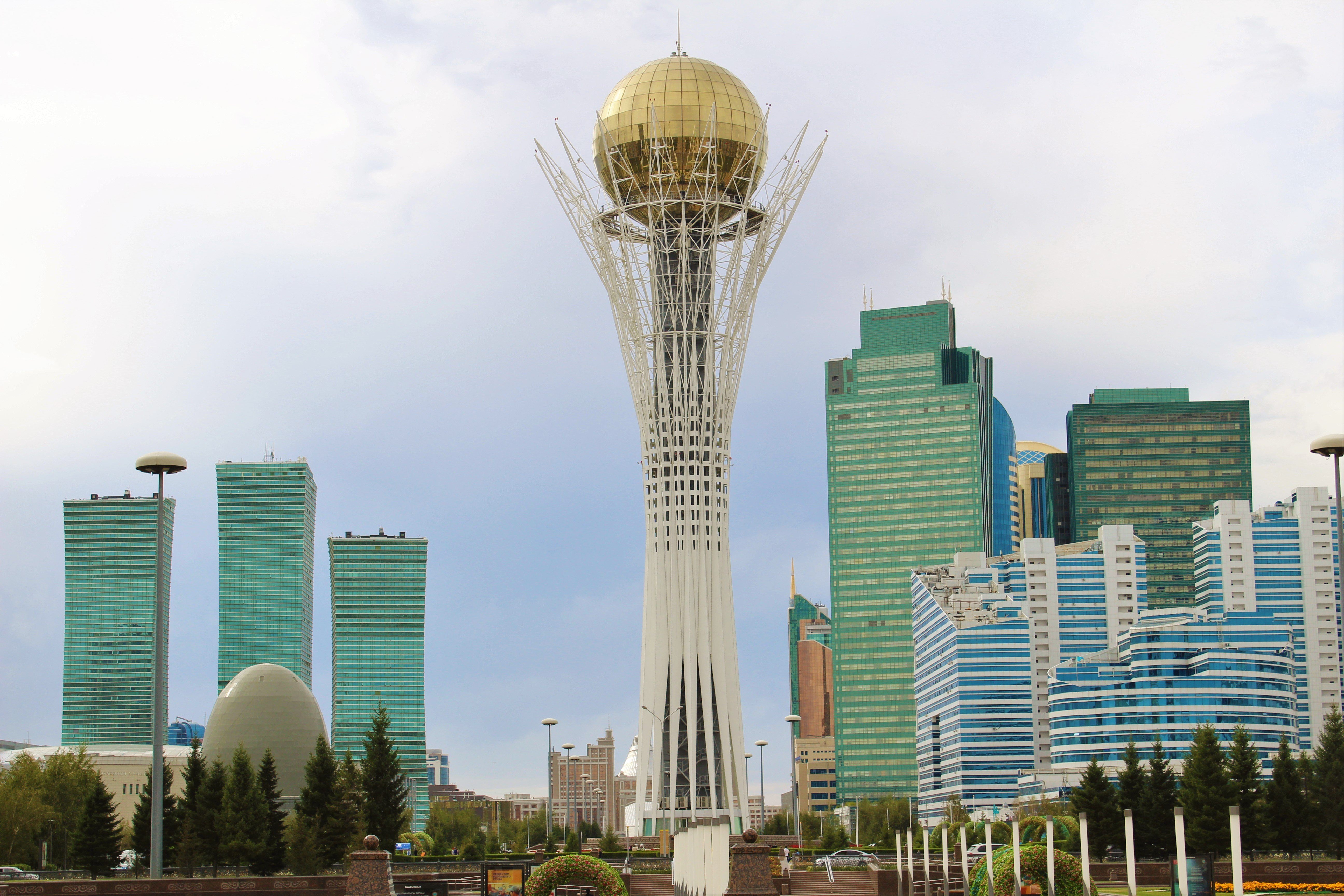 Сколько дней в астане. Монумент Астана-Байтерек Казахстан. Монумент Байтерек в Нурсултане. Комплекс Астана — Байтерек. Достопримечательности Астаны 2022.
