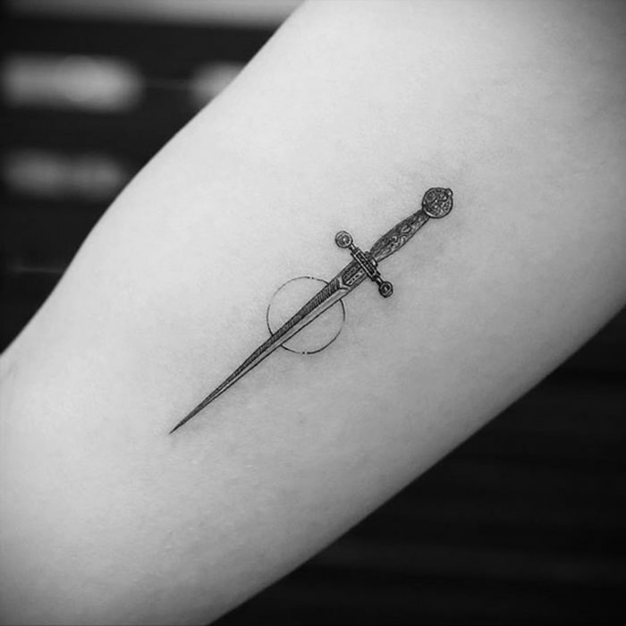Татуировка меч на руке