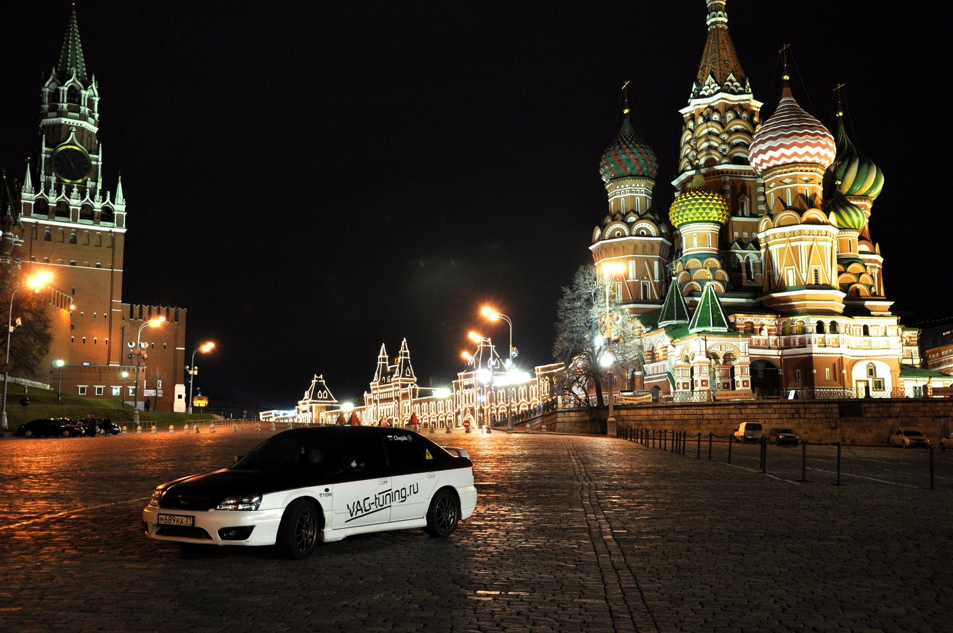 В москву на машине где остановиться. Машины в Москве. Машина на красной площади. Московские машины. Ночной Кремль.