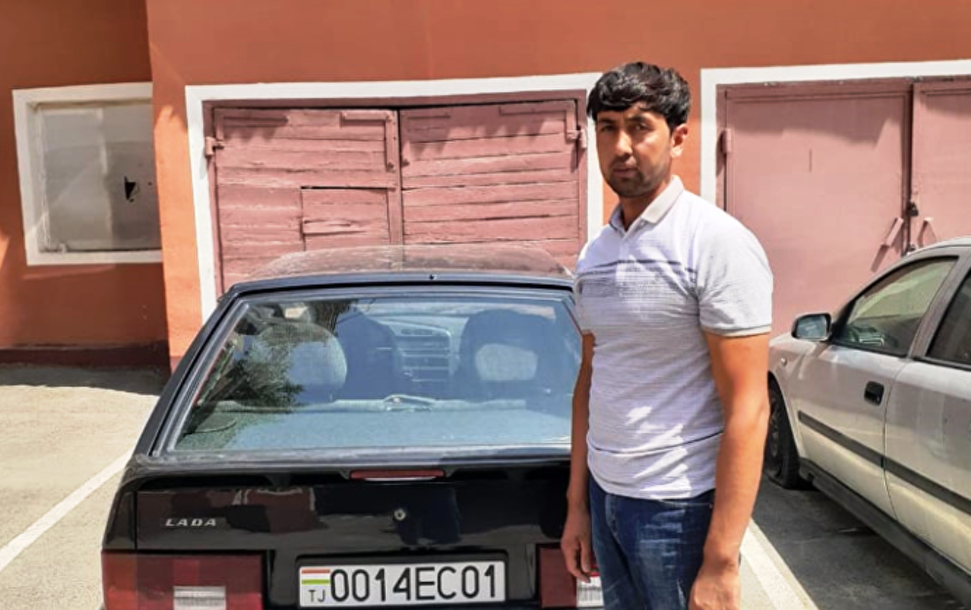 Машина с таджиками. Таджик в машине. Таджик на фоне машины. Богати таджик. Таджик с тачкой.