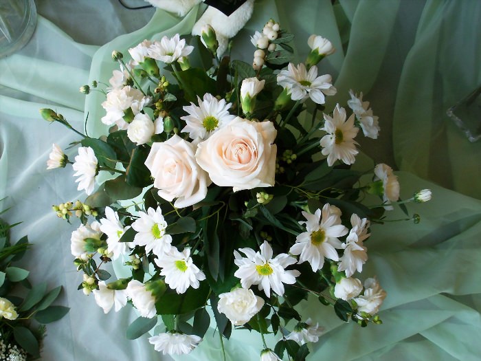 Белые розы и ромашки букет