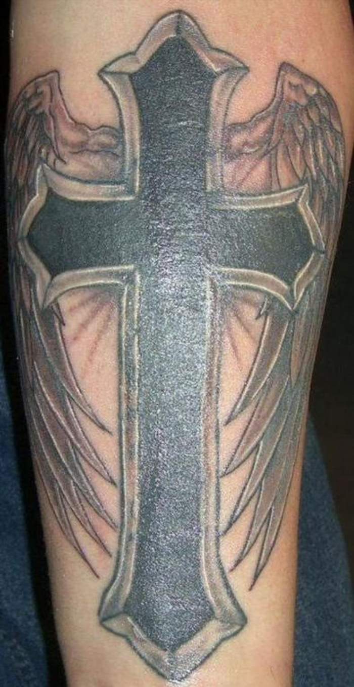 Латинский тату крест на руке