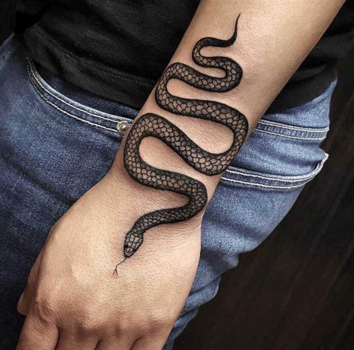 Татуировка змея вокруг руки