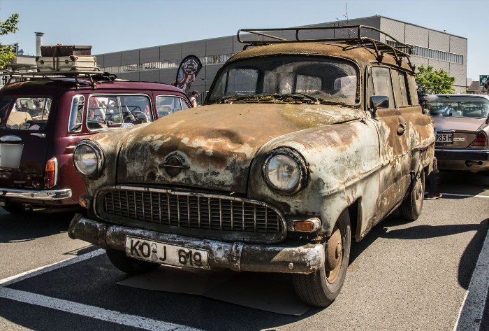 Старый грязный автомобиль