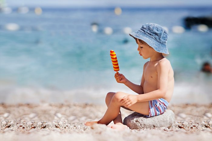 Маленький мальчик на пляже