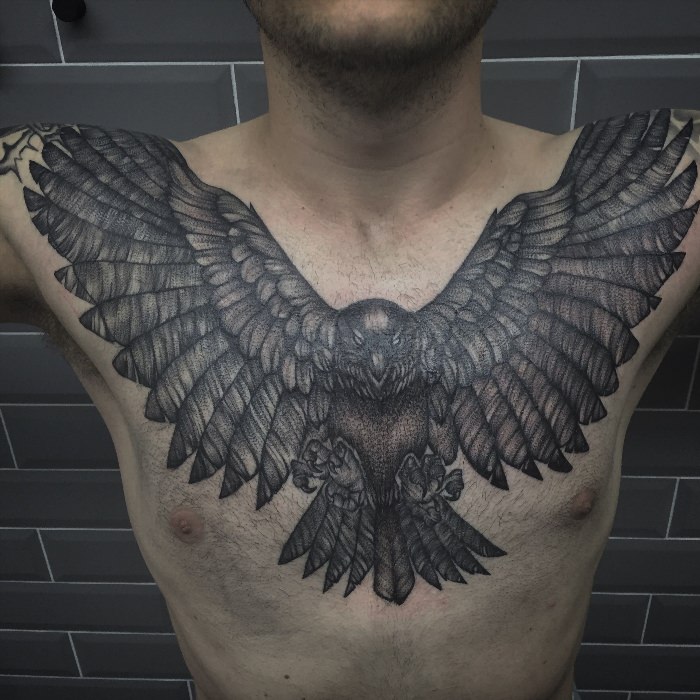 Татуировка орел на груди