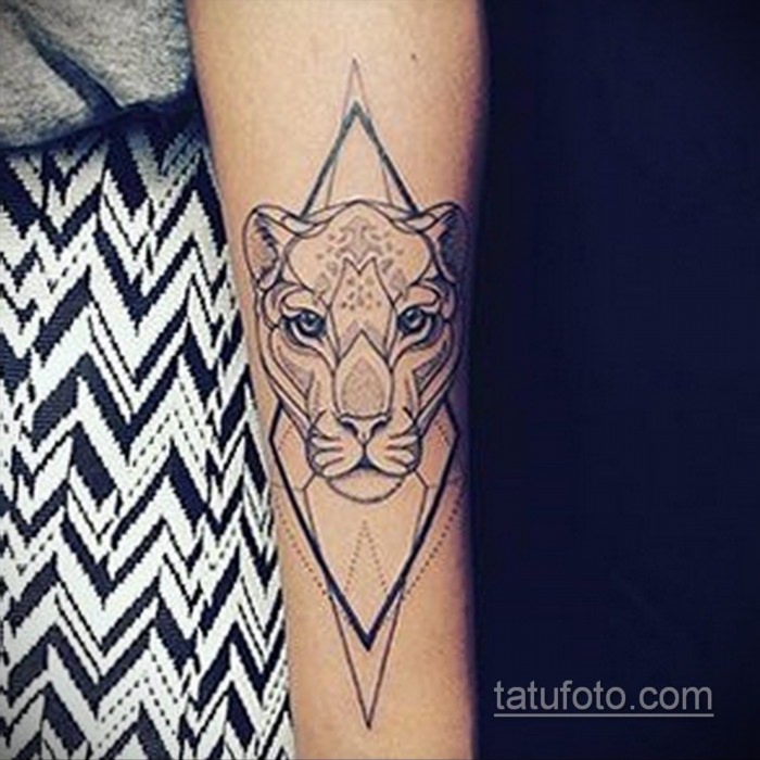 Татуировка львица для девушки