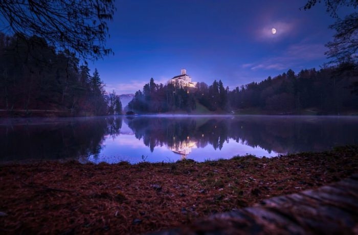 Ночное озеро с луной